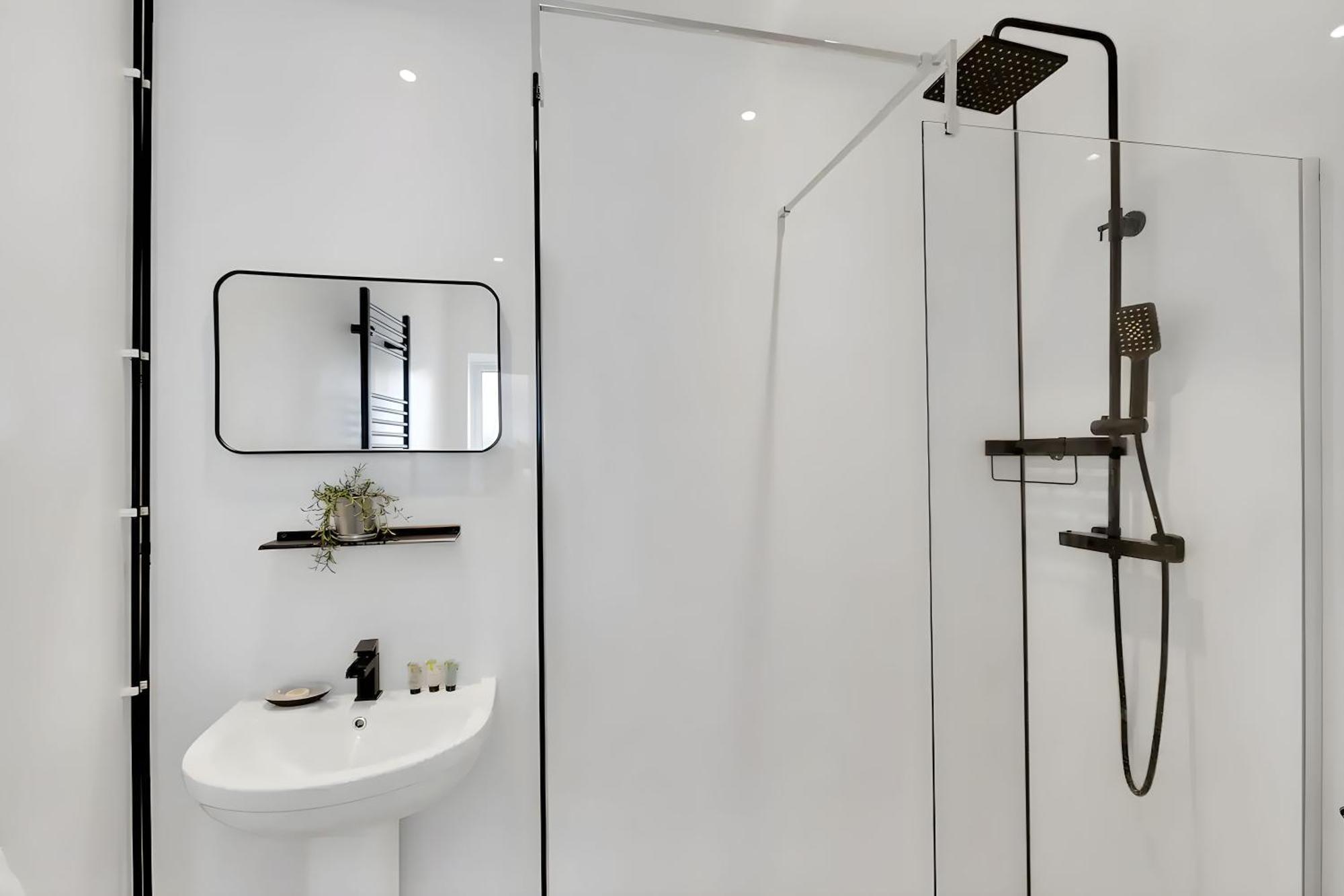 City Centre 2 Bedroom Apt - Free Parking - Wifi - Smart Tv Plymouth Eksteriør bilde