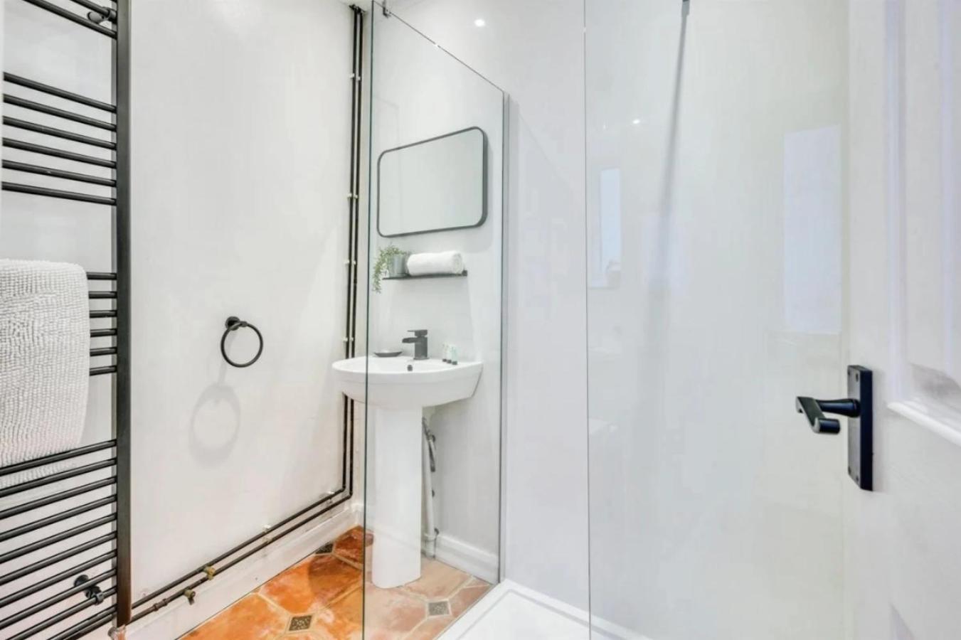 City Centre 2 Bedroom Apt - Free Parking - Wifi - Smart Tv Plymouth Eksteriør bilde